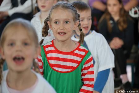 Otroci Osnovne šole Marije Vere so pozdravili pomlad in se spomnili knjižnih junakov (29)